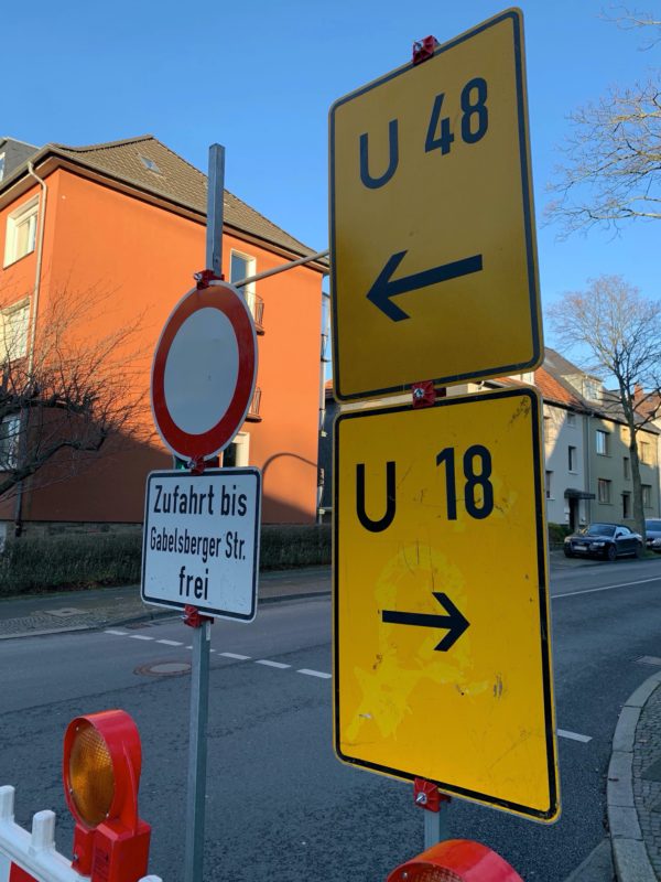 Schilder: "Durchfahrt Friederikastraße gesperrt" und "Zufahrt bis Gabelsberger Str. frei" - sowie die Umleitungsschilder U18 und U48