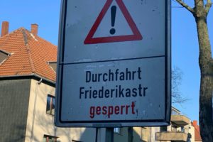 Schild "Durchfahrt Friederikastraße gesperrt"