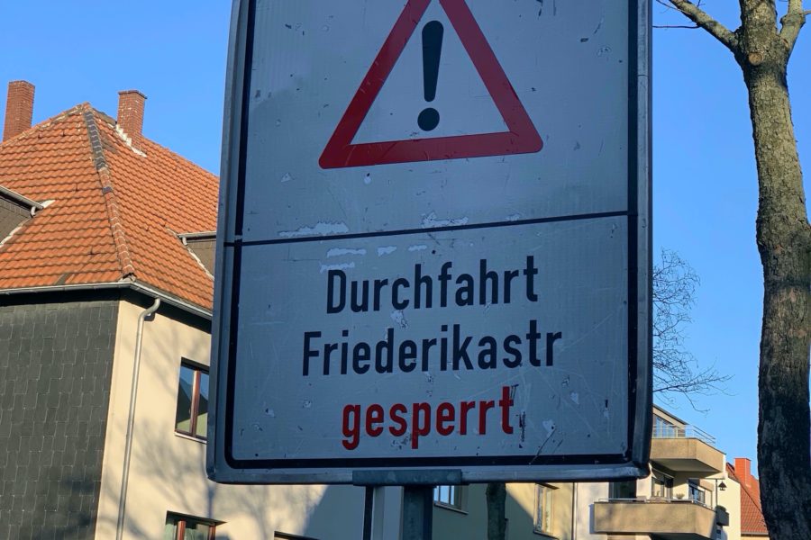 Schild "Durchfahrt Friederikastraße gesperrt"