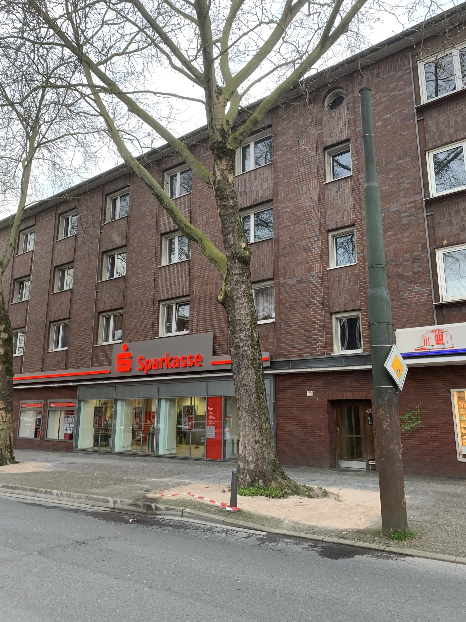 Sanierter Gehweg an den Baumscheiben - an der Königsallee (bei der Bogestra-Haltestelle Schauspielhaus)