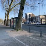 (wieder geöffnete) Bogestra-Haltestelle Schauspielhaus an der Königsallee (vor der Sparkasse und der Apotheke) - mit dem sanierten Gehweg an den Baumscheiben