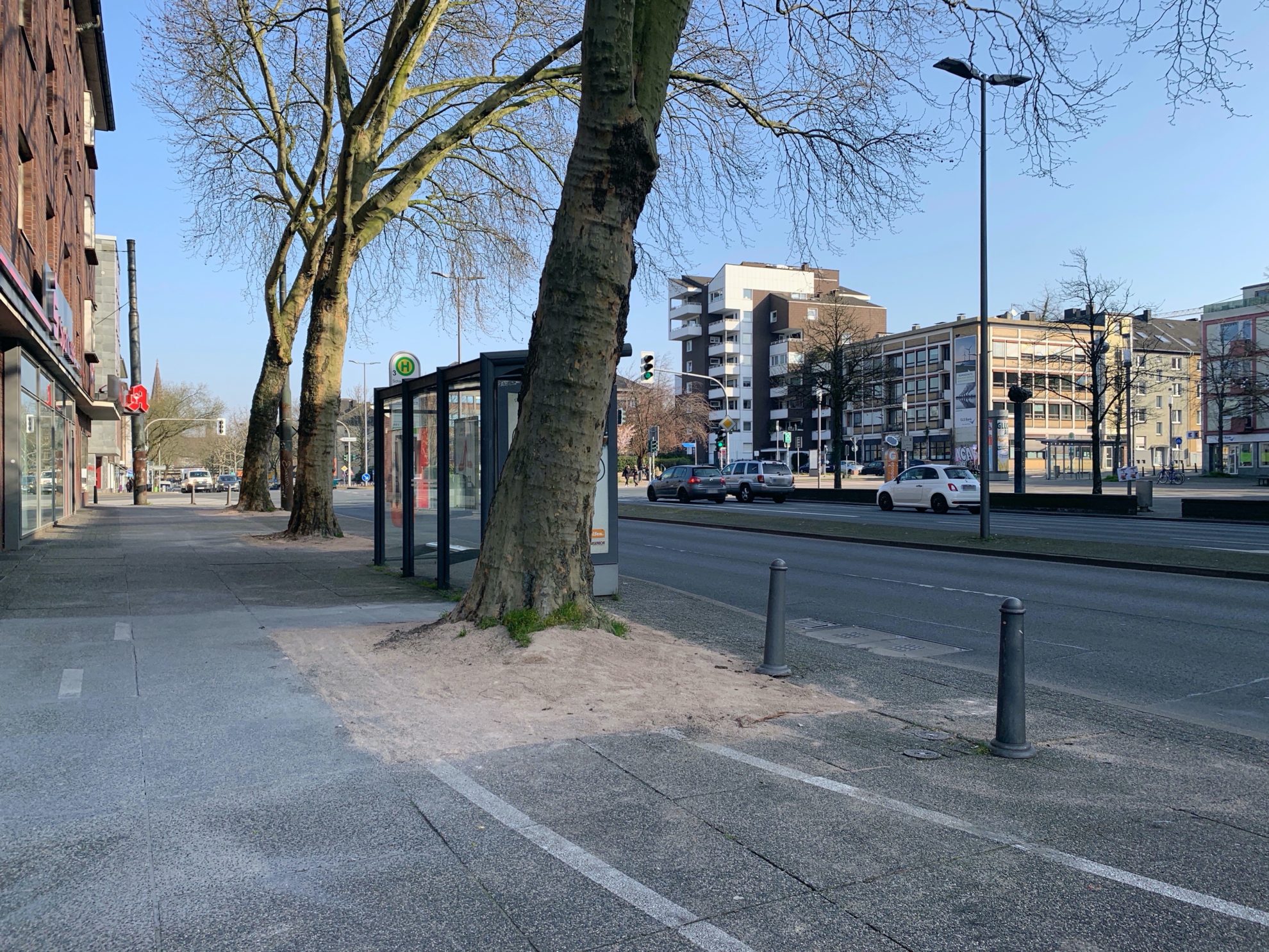(wieder geöffnete) Bogestra-Haltestelle Schauspielhaus an der Königsallee (vor der Sparkasse und der Apotheke) - mit dem sanierten Gehweg an den Baumscheiben