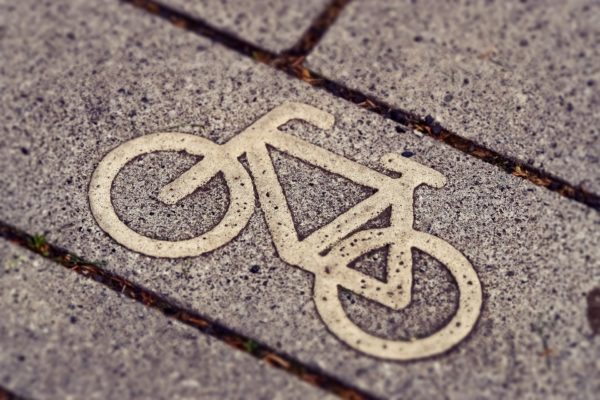 Fahrrad-Symbol auf Asphalt