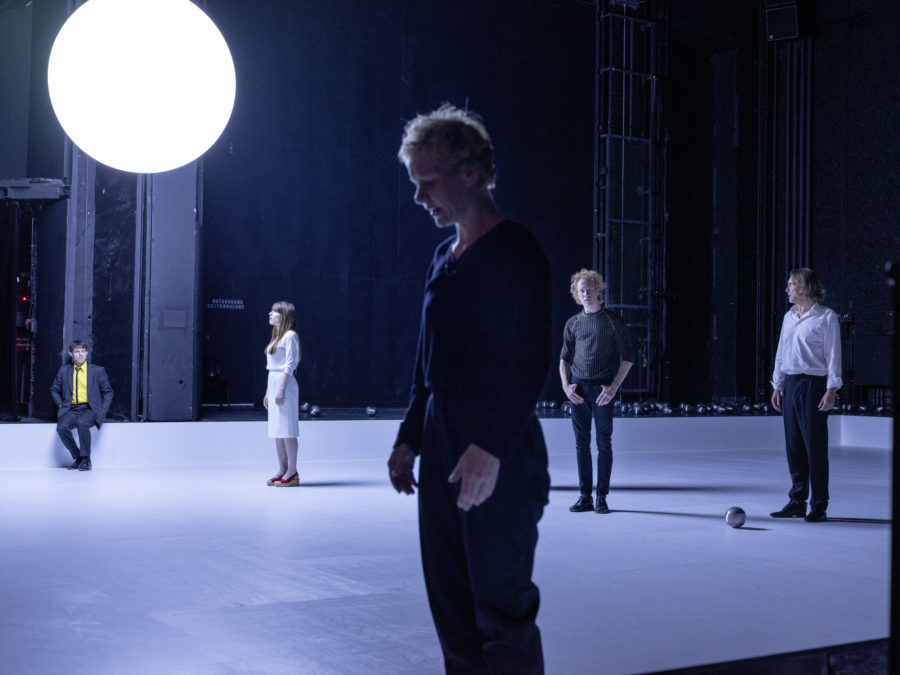 Ulvi Teke, Ann Göbel, Sandra Hüller, Konstantin Bühler, Stefan Hunstein (von links) - Hamlet (Schauspielhaus Bochum) - (c) JU Bochum
