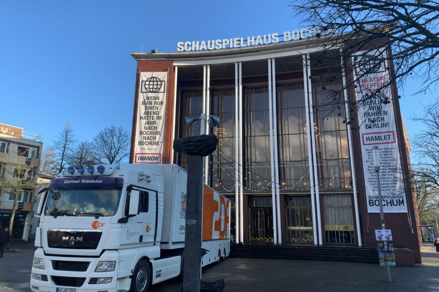 Schauspielhaus Bochum und ZDF-Übertragungswagen