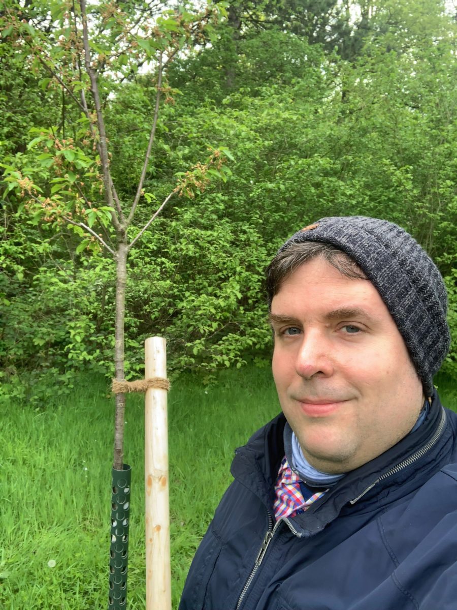 Unser Kirschbaum auf der Obstwiese an der Feldmark - im Vordergrund Jens Matheuszik