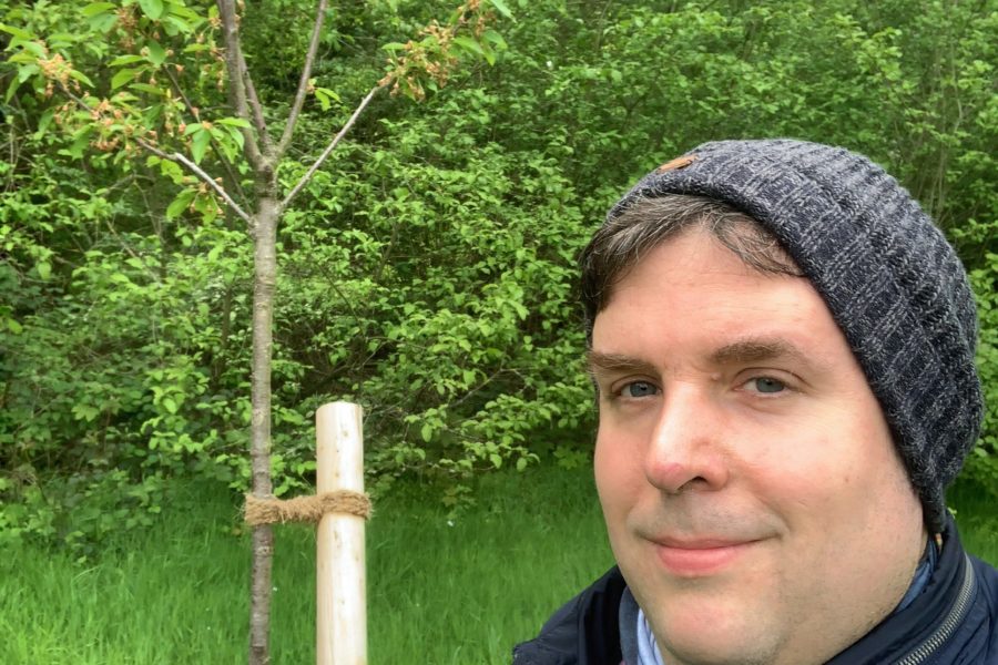 Unser Kirschbaum auf der Obstwiese an der Feldmark - im Vordergrund Jens Matheuszik