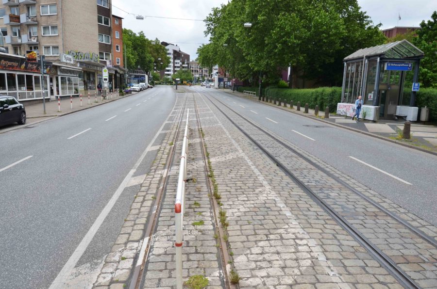 Hattinger Straße und die Schienen in der Mitte der Straße (Foto: André Grabowski / Stadt Bochum, Referat für politische Gremien, Bürgerbeteiligung und Kommunikation