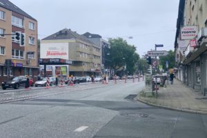 Blick auf die Hattinger Straße (von der Kreuzung Bessemer Straße/Yorckstraße aus Richtung Königsallee) und die Absperrmaßnahme