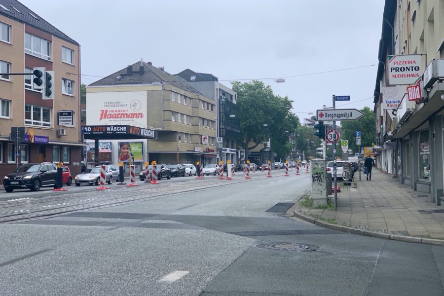 Blick auf die Hattinger Straße (von der Kreuzung Bessemer Straße/Yorckstraße aus Richtung Königsallee) und die Absperrmaßnahme