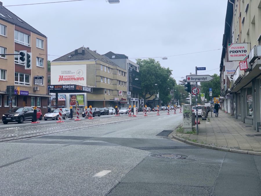 Blick auf die Hattinger Straße (von der Kreuzung Bessemer Straße/Yorckstraße aus Richtung Königsallee) und die Absperrmaßnahme