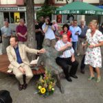 Enthüllung Tana-Schanzara-Denkmal: mit Schauspielhaus Bochum-Intendant Anselm Weber, Tana Schanzara und Friedhelm Lueg auf der Bank - und Heidi Bösel (der Ideengeberin zu dem Denkmal) daneben