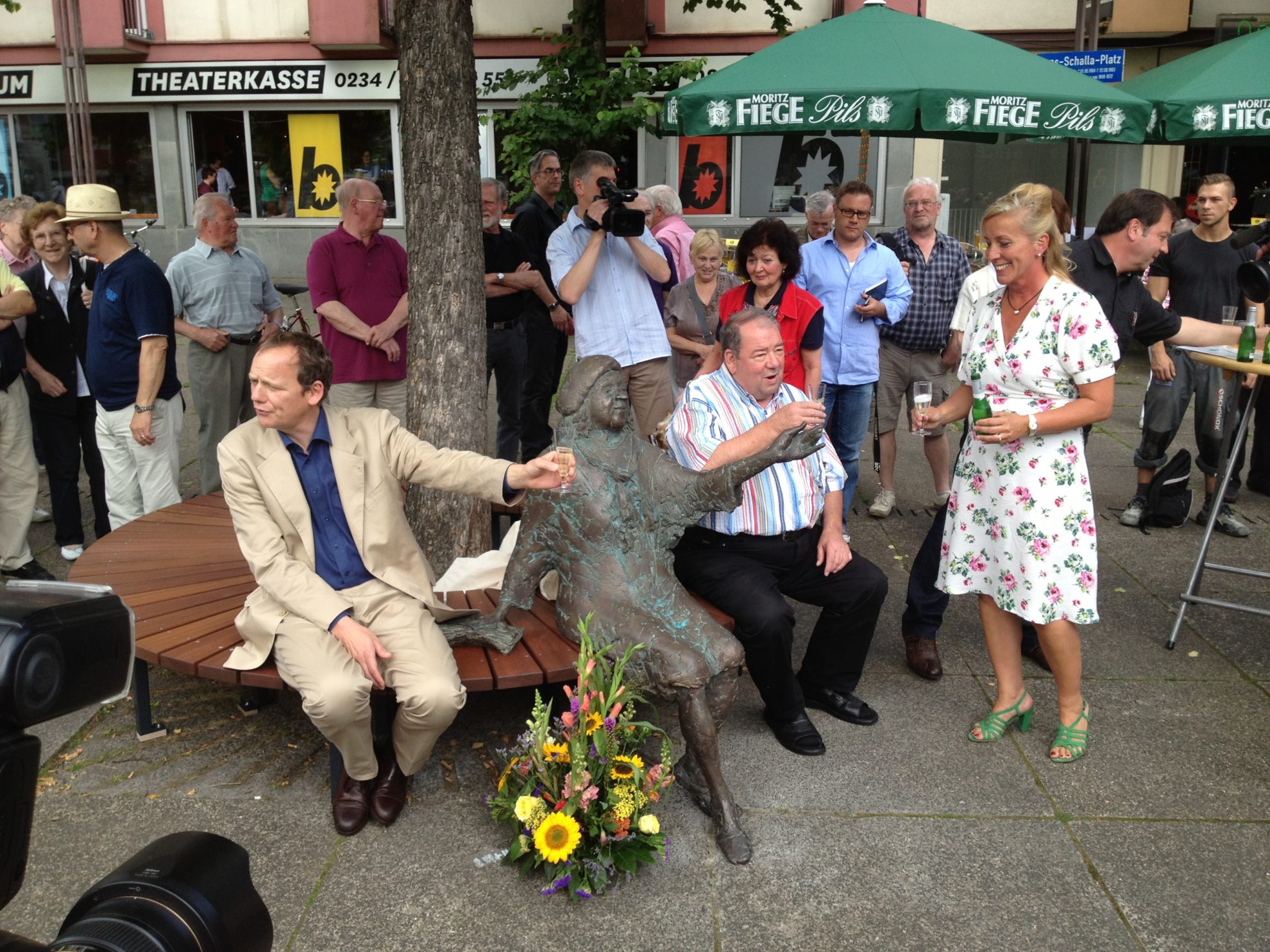 Enthüllung Tana-Schanzara-Denkmal: mit Schauspielhaus Bochum-Intendant Anselm Weber, Tana Schanzara und Friedhelm Lueg auf der Bank - und Heidi Bösel (der Ideengeberin zu dem Denkmal) daneben