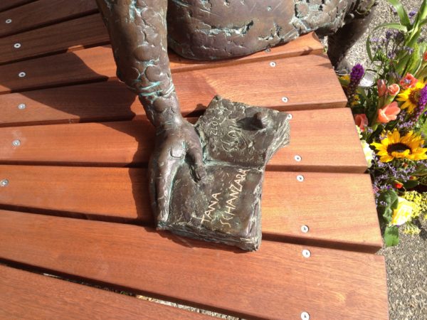 Tana-Schanzara-Denkmal: das Buch neben Tana