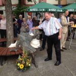 Tana-Schanzara-Denkmal und das Ehrenfelder Ratsmitglied Friedhelm Lueg (SPD)