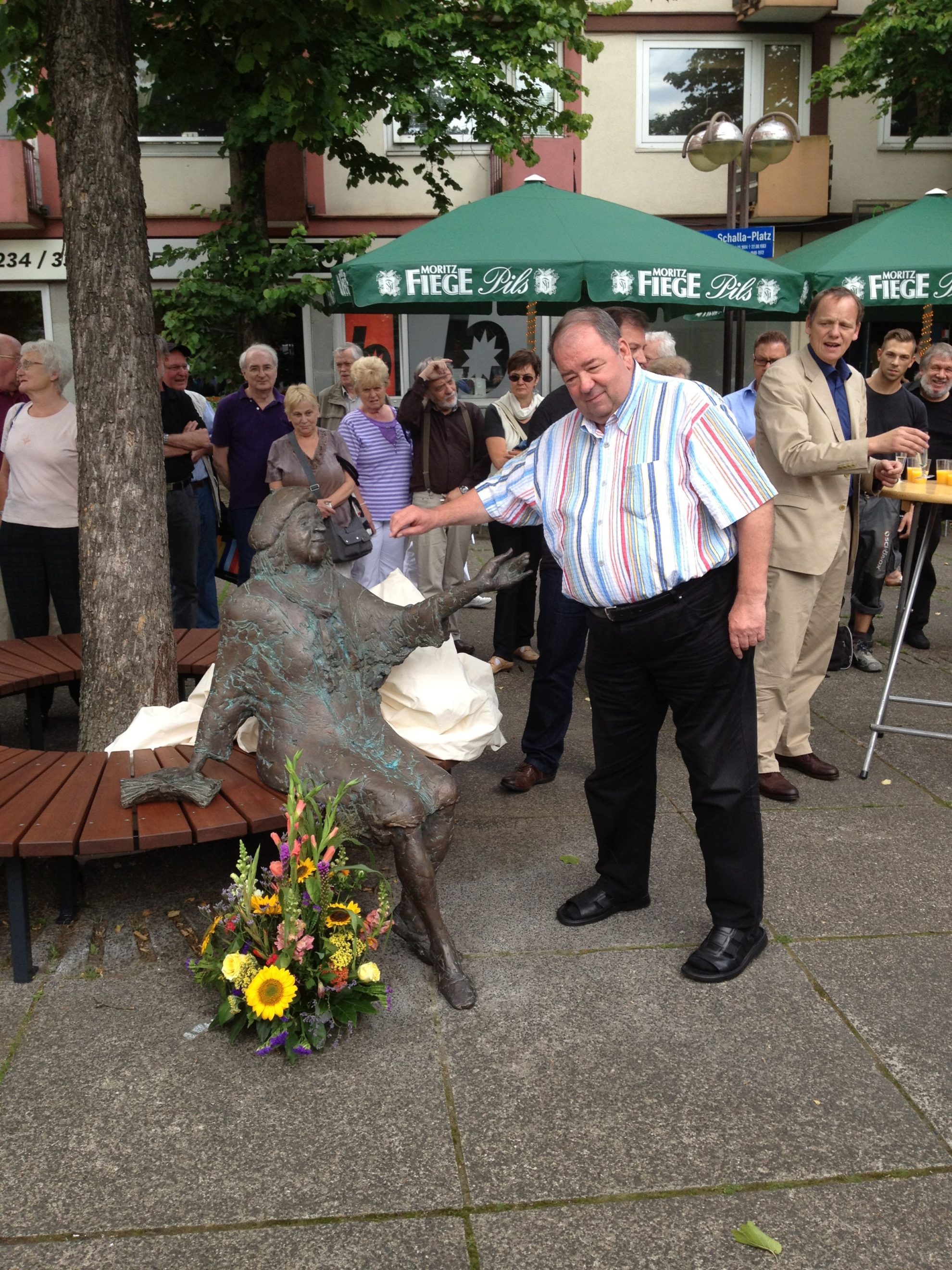 Tana-Schanzara-Denkmal und das Ehrenfelder Ratsmitglied Friedhelm Lueg (SPD)