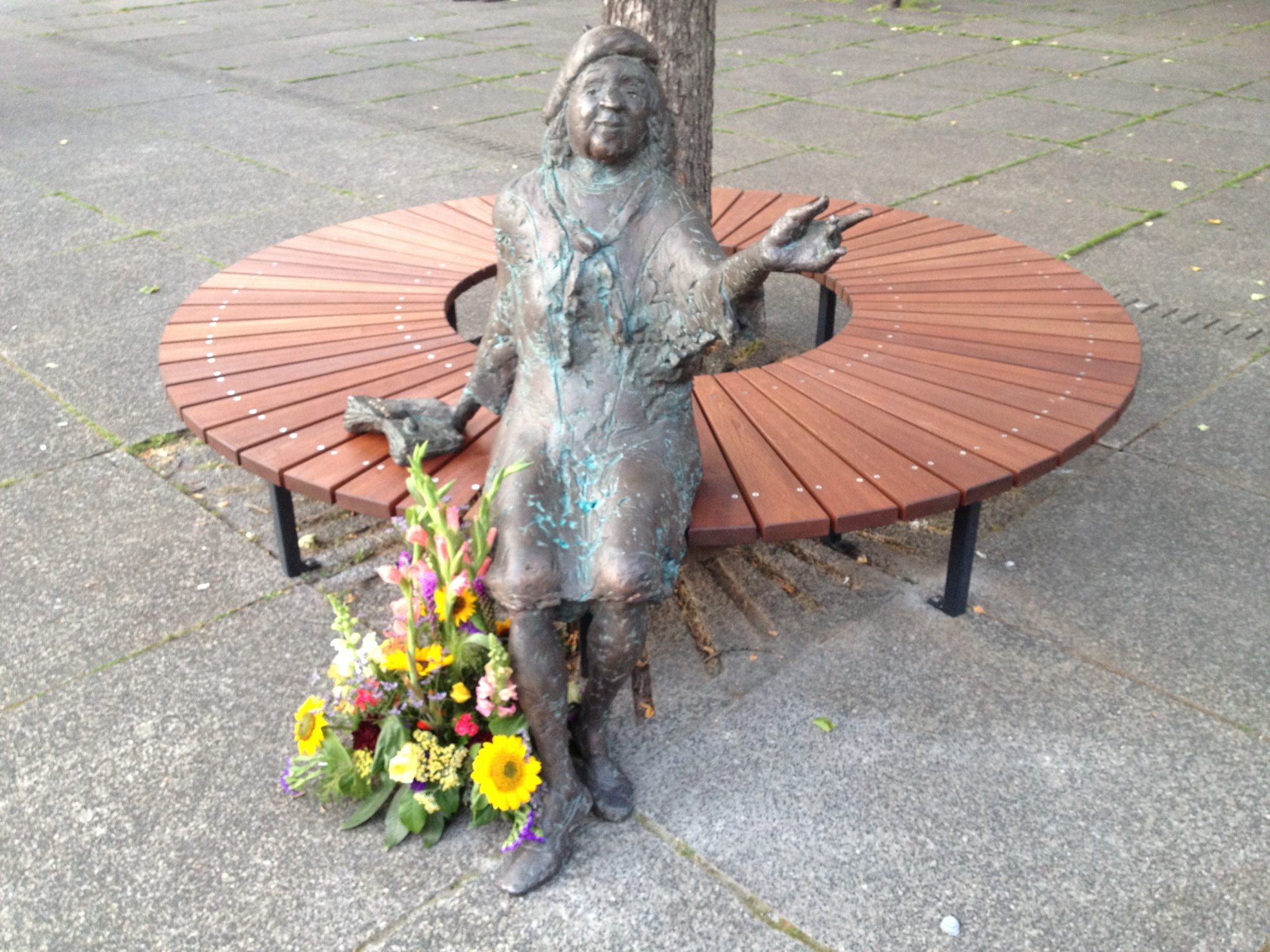 Tana-Schanzara-Denkmal (nach der Enthüllung auf dem Hans-Schalla-Platz)