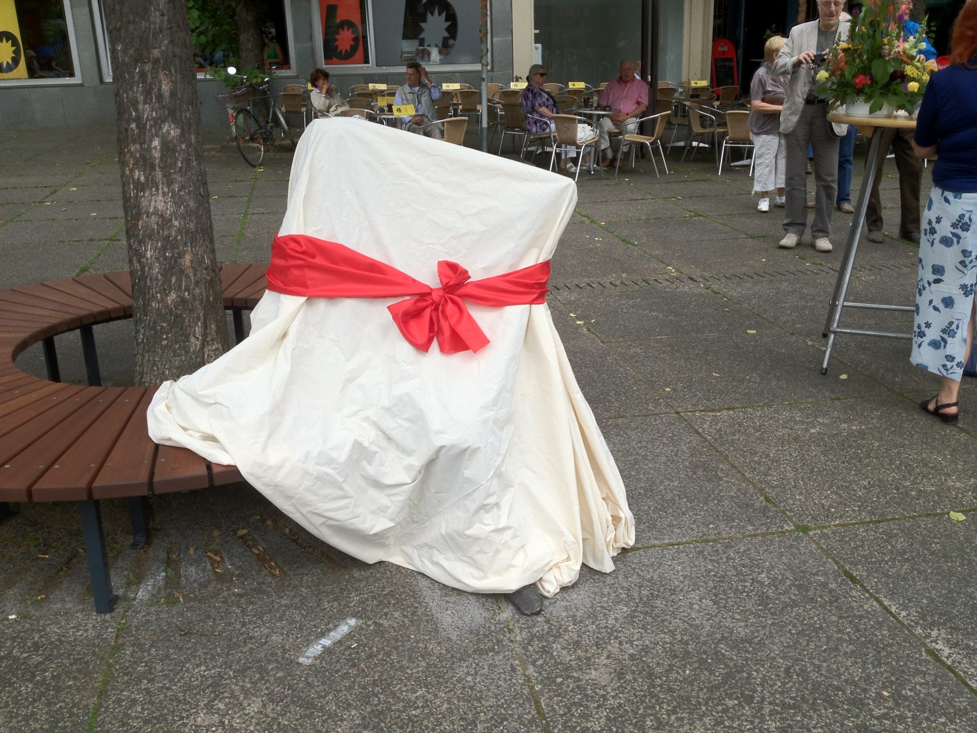 Noch verhüllt: das Tana-Schanzara-Denkmal auf dem Hans-Schalla-Platz