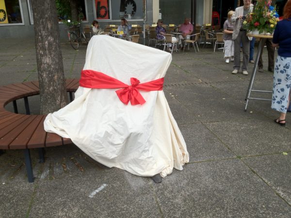 Noch verhüllt: das Tana-Schanzara-Denkmal auf dem Hans-Schalla-Platz