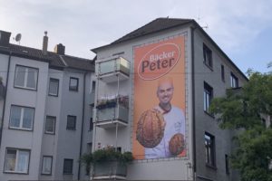 Reklame "Bäcker Peter" am ehemaligen Schuhhaus Dömer (Hattinger Str. 20 - am Hans-Ehrenberg-Platz)