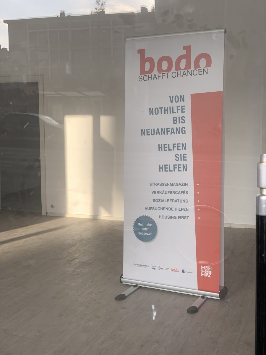 Banner „bodo schafft Chancen“ im Laden an der Königsallee im Bochumer Ehrenfeld