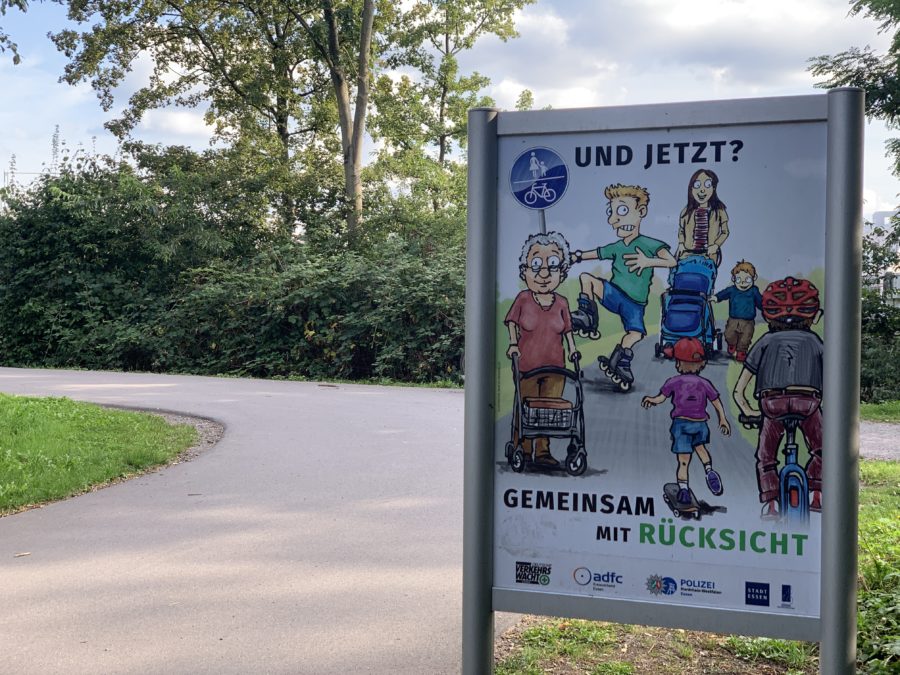 Gemeinsam mit Rücksicht - Schild auf dem Ruhrtalradweg in Essen