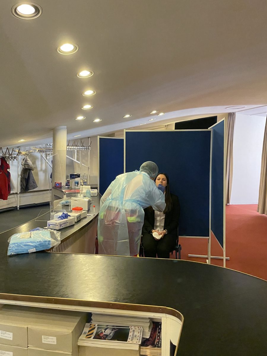 Corona-Schnelltestzentrum (Schauspielhaus Bochum): Beispiel eines Tests durch Nasenabstrich