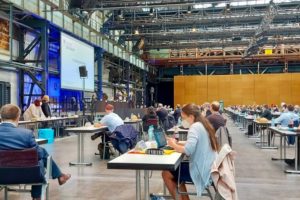 Vereidigung von Ratsmitglied Jens Matheuszik durch Bochums Oberbürgermeister Thomas Eiskirch (in der Jahrhunderthalle Bochum)