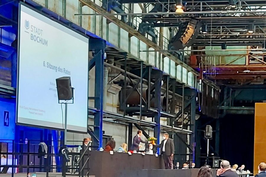 Vereidigung von Ratsmitglied Jens Matheuszik durch Bochums Oberbürgermeister Thomas Eiskirch (in der Jahrhunderthalle Bochum)