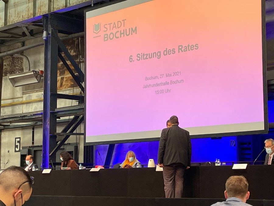 Vereidigung von Ratsmitglied Jens Matheuszik durch Bochums Oberbürgermeister Thomas Eiskirch (in der Jahrhunderthalle Bochum)