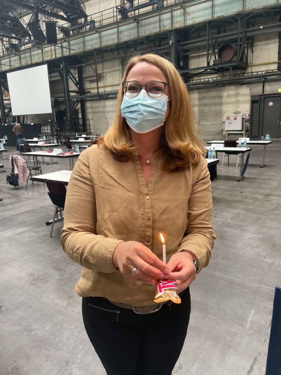 Ratsmitglied Sonja Gräf mit einem Begrüßungsgeschenk