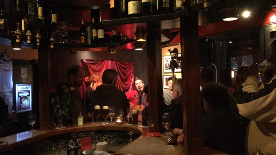 Biercafe (am Schauspielhaus): Tommy Finke singt (Bild von 2017)