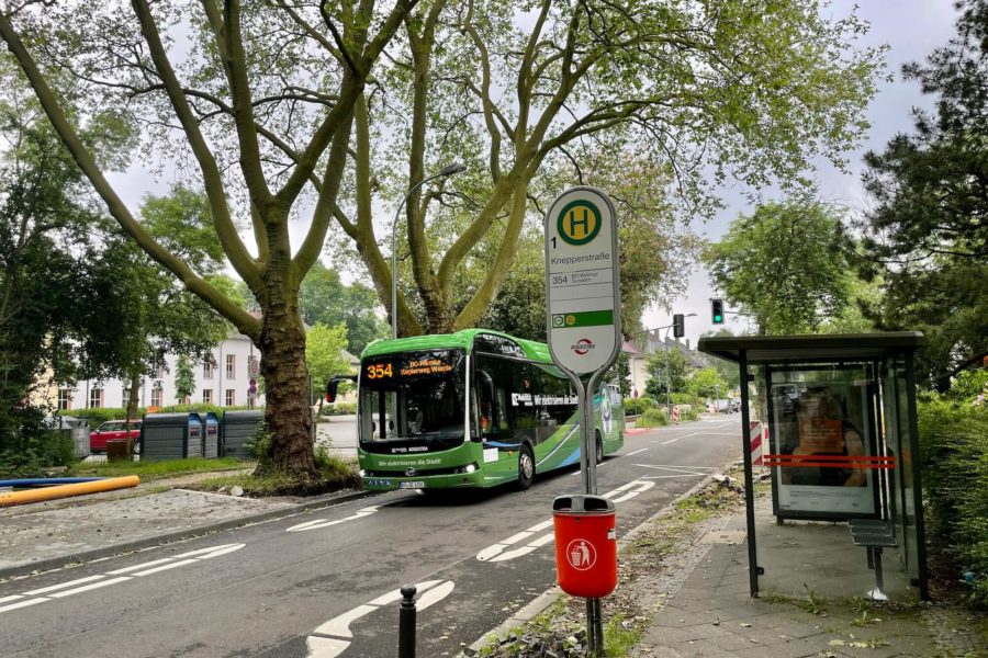 Bogestra-Bus (Linie 354) auf der Friederikastraße - an der Haltestelle Knepperstraße
