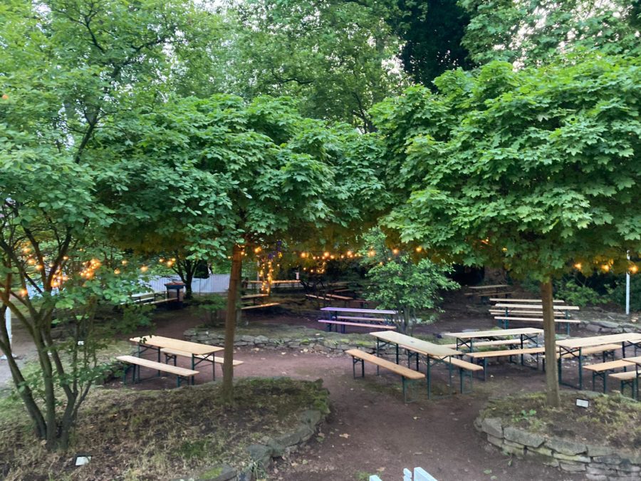 Kulturbiergarten: Bierzeltgarnituren vor der Konzertmuschel (die da gerade nicht bespielt wurde)