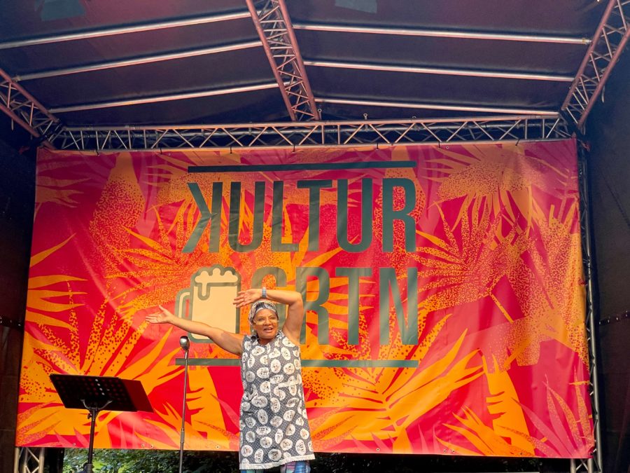 Walli bzw. Waltraud Ehlert (Esther Münch) im Kulturbiergarten im Stadtpark Bochum
