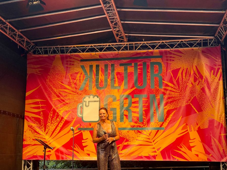Walli bzw. Waltraud Ehlert (Esther Münch) im Kulturbiergarten im Stadtpark Bochum
