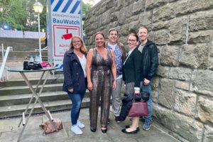 Vom Ausschuss für Kultur und Tourismus der Stadt Bochum und der SPD im Rat (v.l.n.r) zu Gast bei Walli: Sonja Gräf, Esther Münch aka Waltraud "Walli" Ehlert, Jens Matheuszik, Deborah Steffens und Tim Radzanowski mit Walli / Waltraud Ehlert bzw. Esther Münch