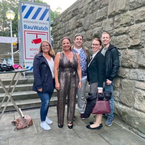 Vom Ausschuss für Kultur und Tourismus der Stadt Bochum und der SPD im Rat (v.l.n.r) zu Gast bei Walli: Sonja Gräf, Esther Münch aka Waltraud "Walli" Ehlert, Jens Matheuszik, Deborah Steffens und Tim Radzanowski mit Walli / Waltraud Ehlert bzw. Esther Münch