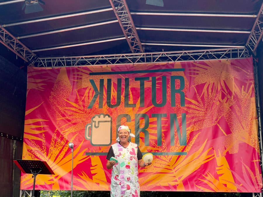 Walli bzw. Waltraud Ehlert (Esther Münch) im Kulturbiergarten im Stadtpark Bochum - mit dem Tuppersong