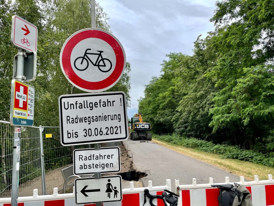 Baustellenschild zur Radwegsanierung auf der Erzbahntrasse (Juni 2021)
