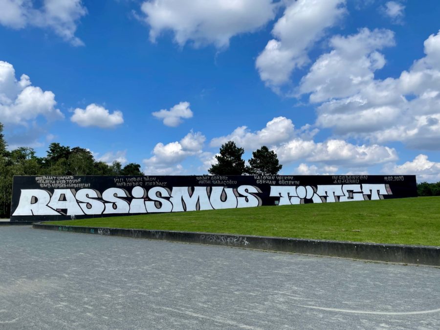 Rassismus tötet (Westpark Bochum) - Schriftzug zum Gedenken an die Opfer von Hanau