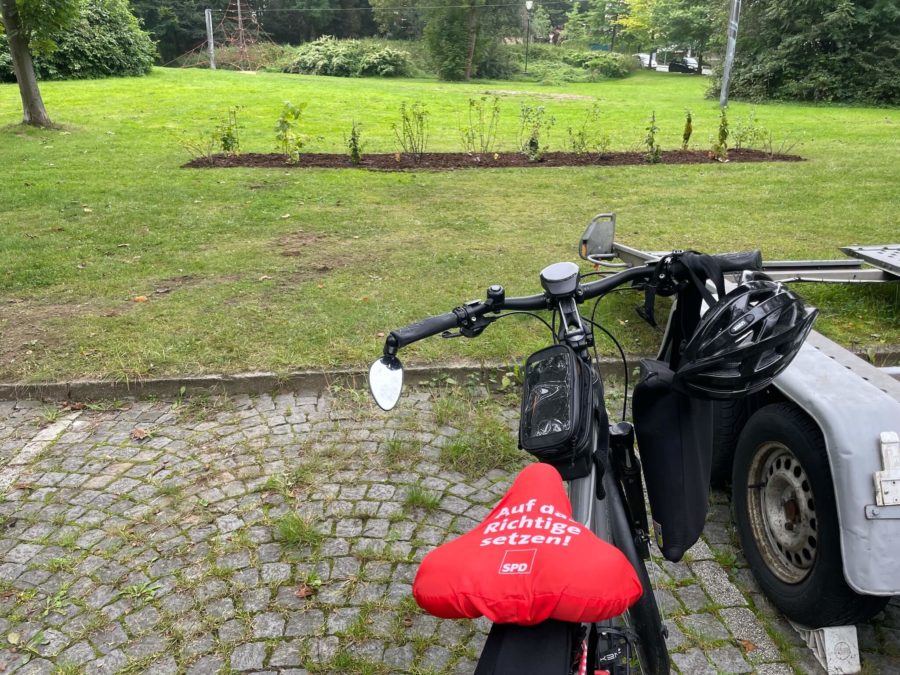 8. Langer Tag der Stadtnatur Bochum: Beetpflanzung (Essbare Stadt Bochum) der Naturfreunde Bochum Linden-Dahlhausen: Fahrrad vor dem neuen Beet