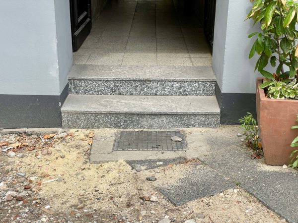 Mängelmeldersafari: Ärger mit unvollendeter Baustelle an einer Eingangstreppe in der Oskar-Hoffmann-Straße