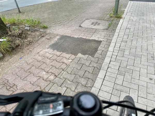 Mängelmeldersafari: Lücke im Weg auf der Königsallee gefüllt