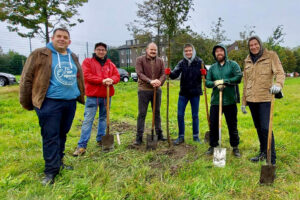 Einheitsbuddeln 2021: (v.l.n.r.) Jens Matheuszik, Lennart Schnell, Alexander Knickmeier, Christian Kalisch, ein weiterer Einheitsbuddler und Oberbürgermeister Thomas Eiskirch (SPD)