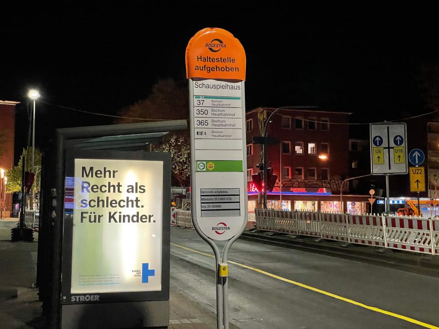 aufgehobene Haltestelle am Schauspielhaus Bochum und die Umleitungsschilder für den Autoverkehr