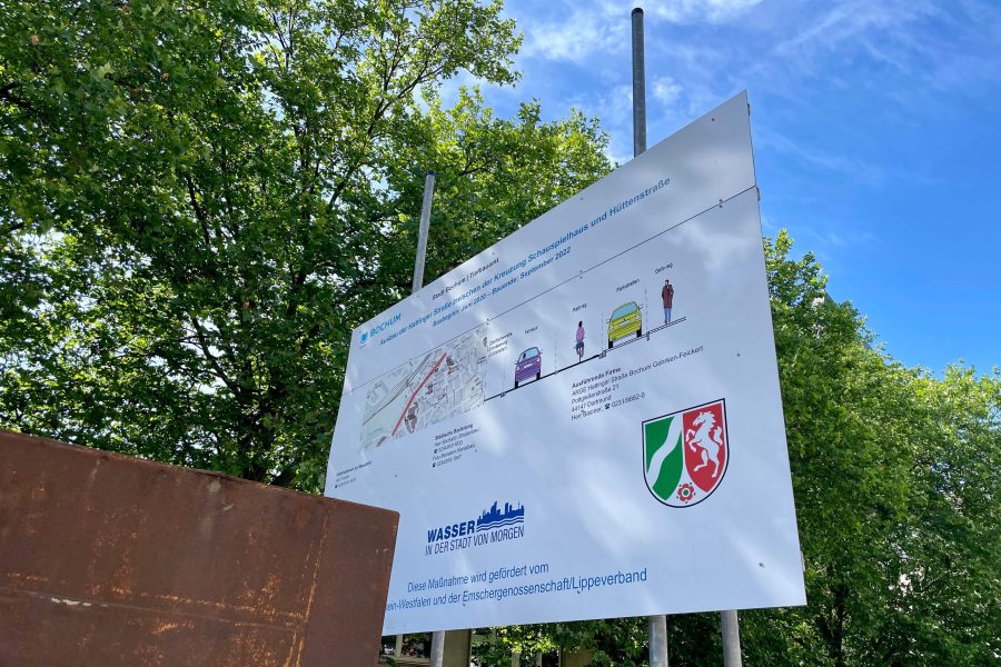 Baustellenschild "Ausbau der Hattinger Straße zwischen der Kreuzung Schauspielhaus und Hüttenstraße"