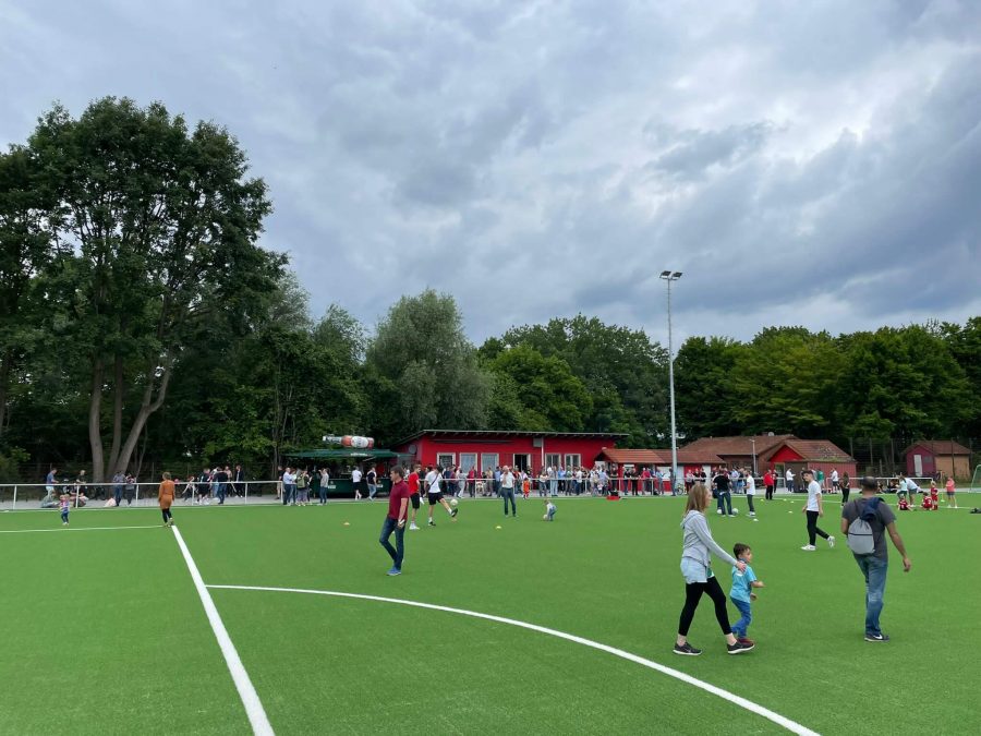 Eröffnung des Kunstrasenplatzes an der Wohlfahrtstraße (dort spielt die DJK Teutonia Ehrenfeld)