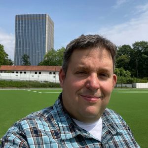 Jens Matheuszik beim Vorab-Besuch im Rahmen des Sportausschusses bei der neuen Kunstrasenanlage an der Wohlfahrtstraße