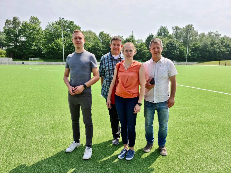 Die SPD im Rat (Tim Radzanowski, Jens Matheuszik, Svenja Striebeck und Jörg Laftsidis) beim Vorab-Besuch im Rahmen des Sportausschusses der neuen Kunstrasenanlage an der Wohlfahrtstraße